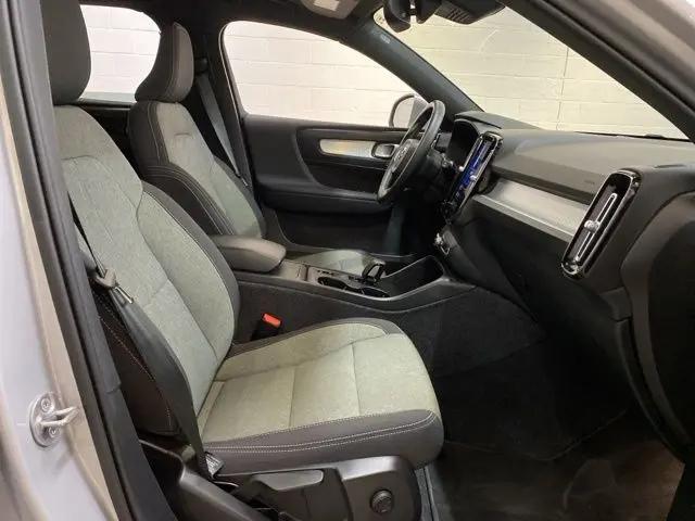 2025 Volvo XC40 B5 Core Bright Theme