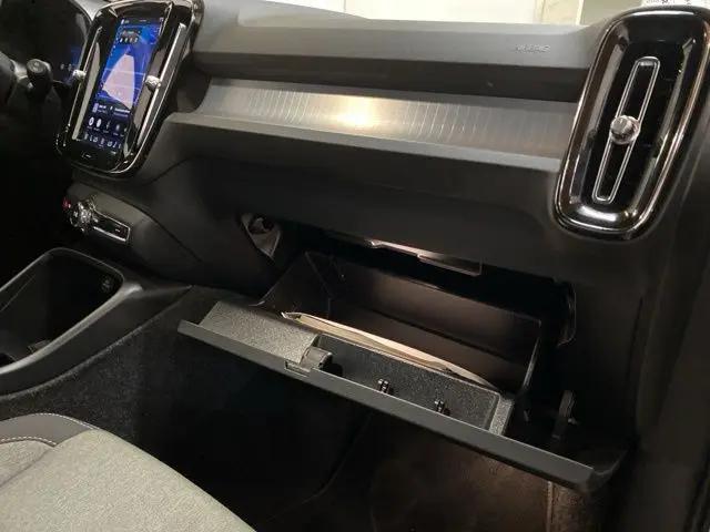 2025 Volvo XC40 B5 Core Bright Theme