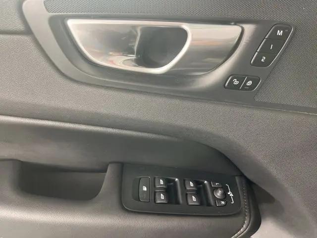 2024 Volvo XC60 Recharge T8 Core Dark Theme