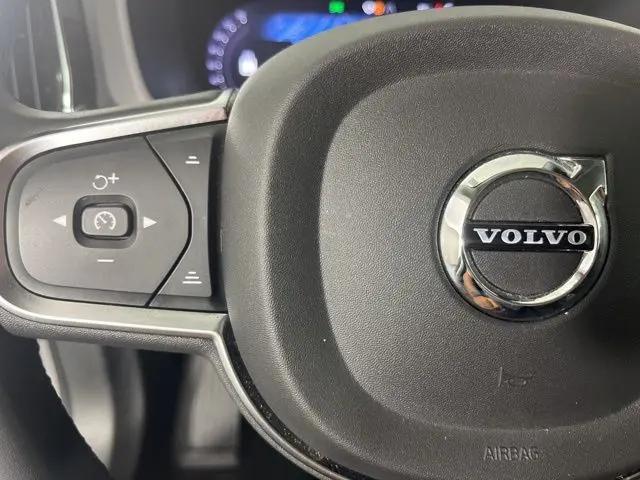 2024 Volvo XC60 Recharge T8 Core Dark Theme