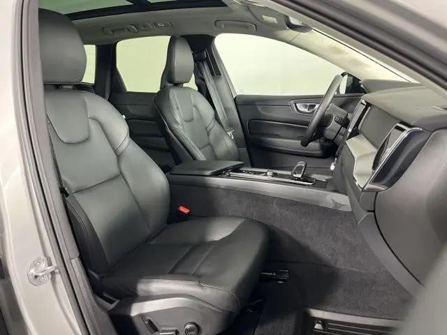 2024 Volvo XC60 Recharge T8 Core Dark Theme