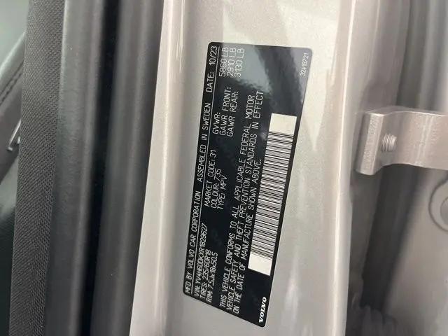 2024 Volvo XC60 Recharge T8 Core Dark Theme