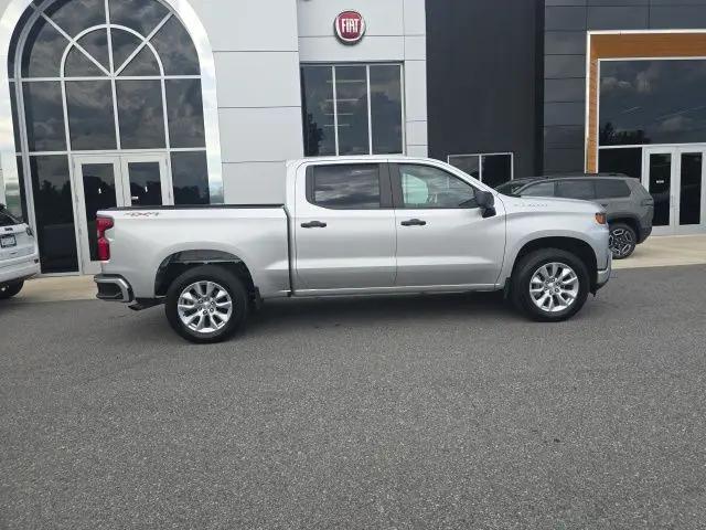 2022 Chevrolet Silverado 1500 4WD Crew Cab Short Bed Custom