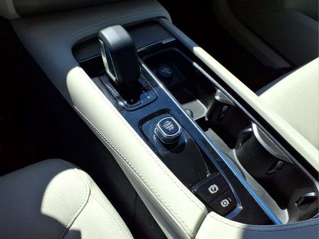 2023 Volvo XC90 Recharge T8 Plus Dark Theme 7-Seater