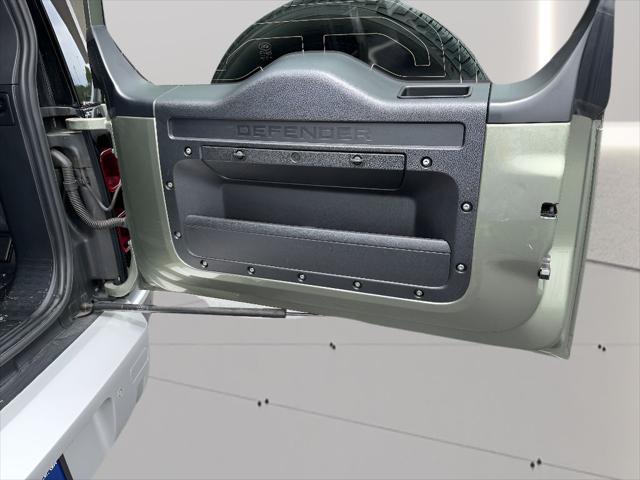 2025 Land Rover Defender 110 P300