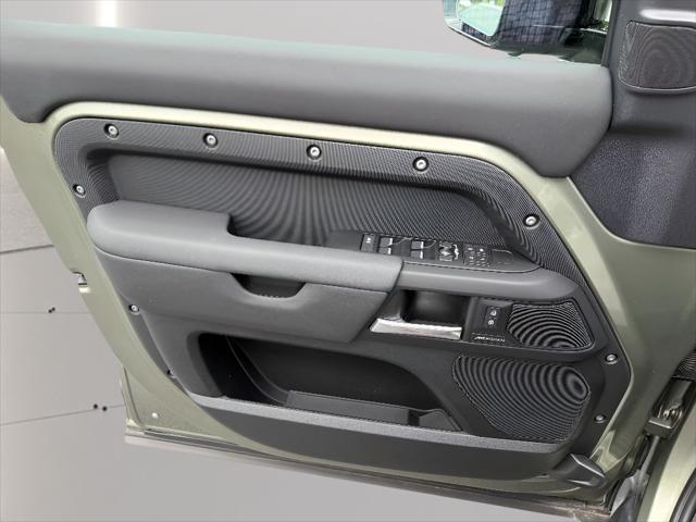 2025 Land Rover Defender 110 P300
