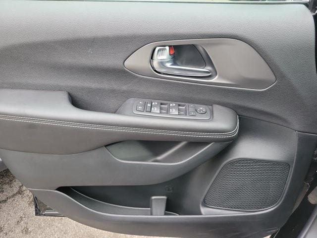 2027 Chrysler Pacifica LX