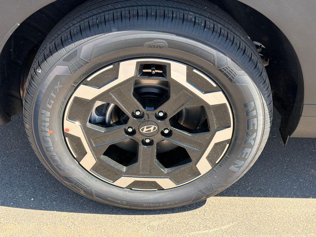 New 2026 White HYUNDAI SEL FWD image 18