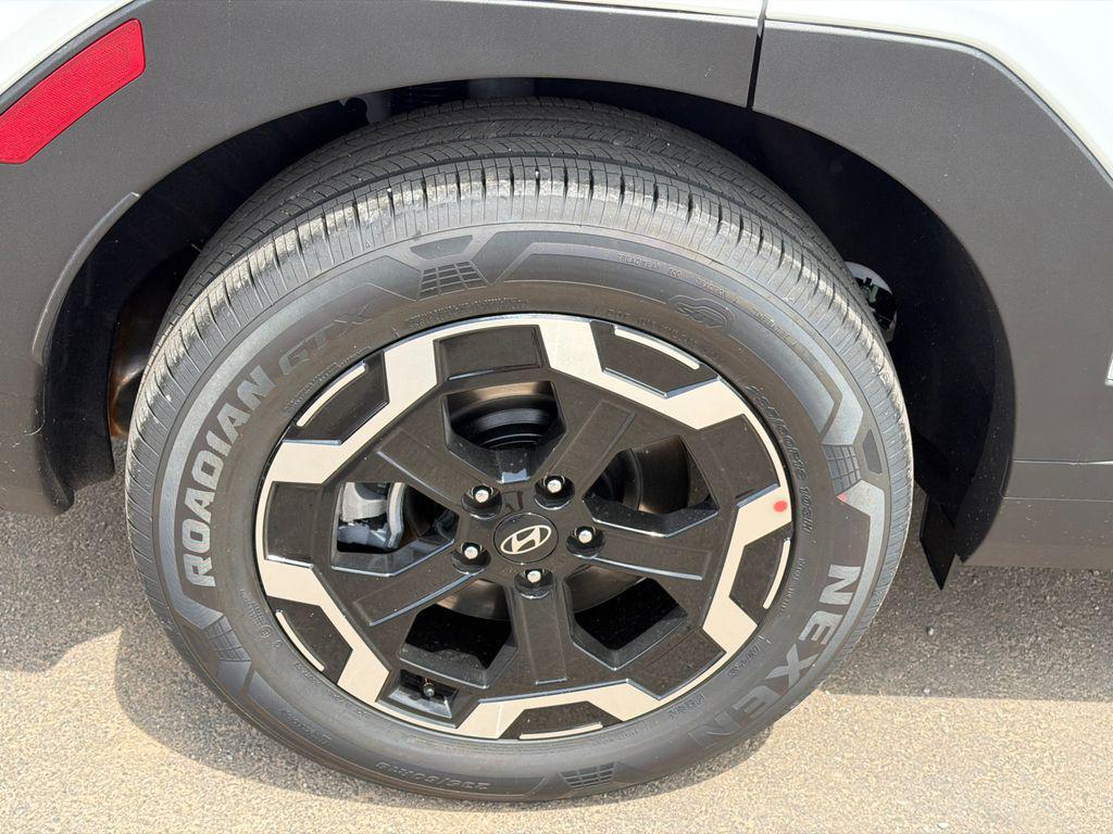 New 2026 White HYUNDAI SEL FWD image 18