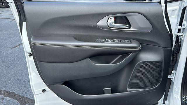 2027 Chrysler Pacifica LX
