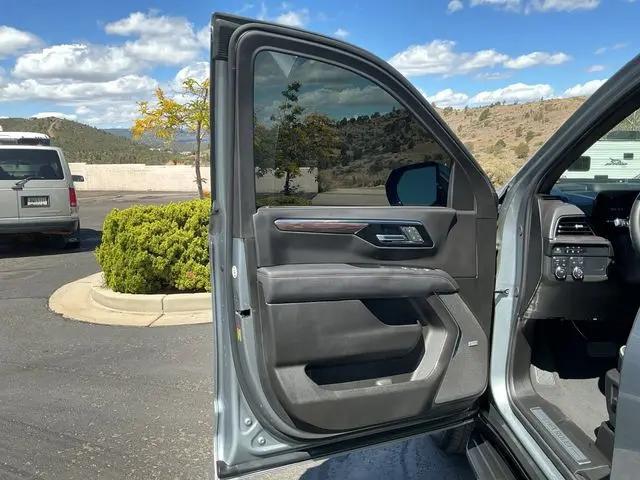 2025 Chevrolet Suburban 4WD Premier