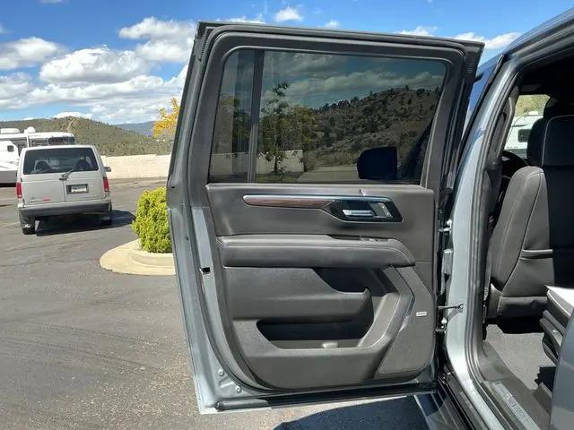 2025 Chevrolet Suburban 4WD Premier