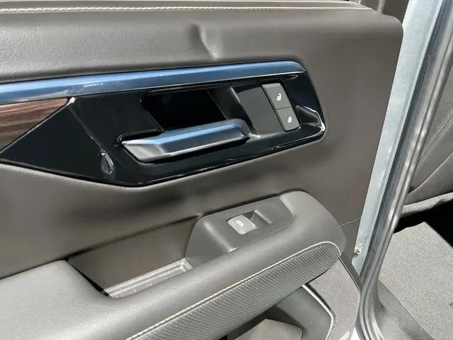 2025 Chevrolet Suburban 4WD Premier