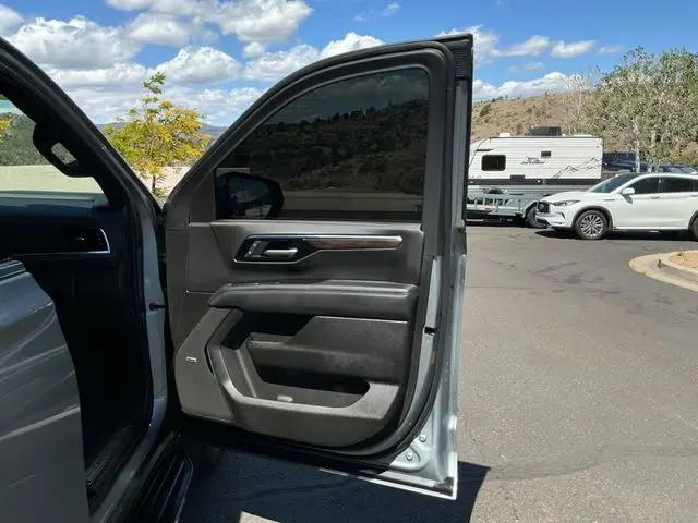 2025 Chevrolet Suburban 4WD Premier