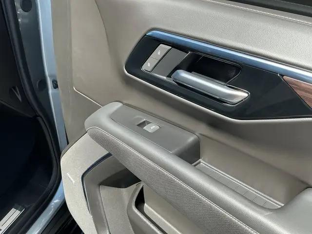2025 Chevrolet Suburban 4WD Premier