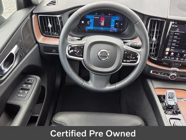 2024 Volvo XC60 B5 Ultimate Dark Theme