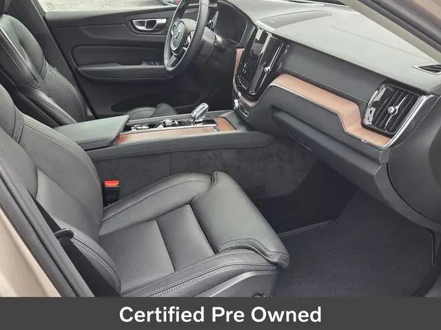 2024 Volvo XC60 B5 Ultimate Dark Theme