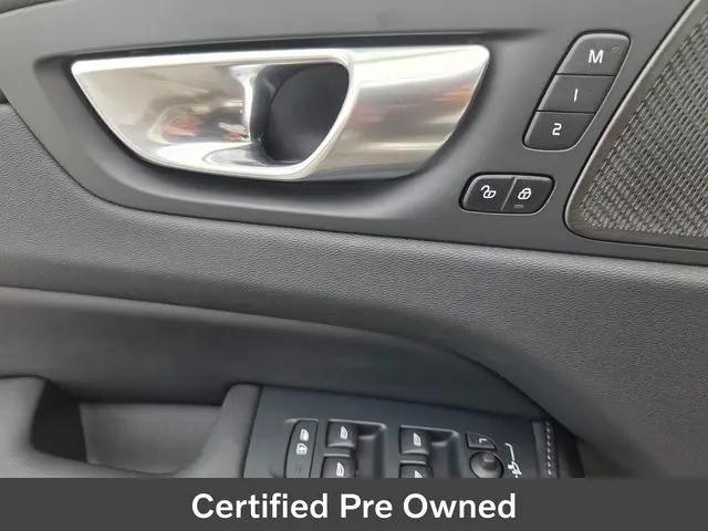 2024 Volvo XC60 B5 Ultimate Dark Theme