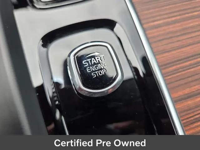 2024 Volvo XC60 B5 Ultimate Dark Theme