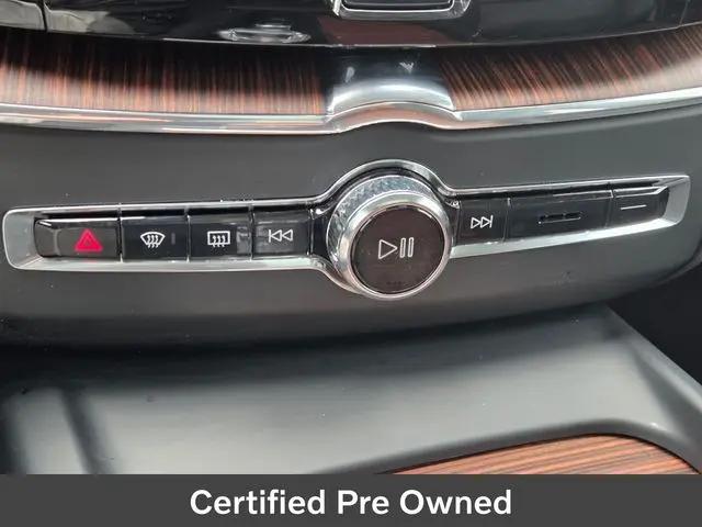 2024 Volvo XC60 B5 Ultimate Dark Theme