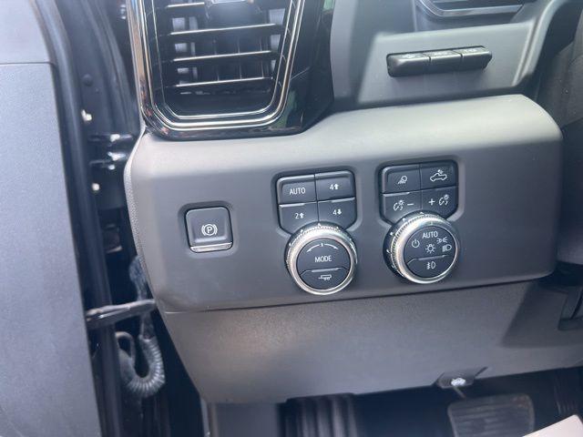 2025 GMC Sierra 3500HD 4WD Crew Cab Standard Bed AT4