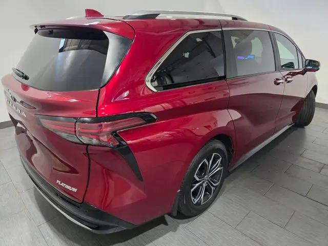 2025 Toyota Sienna Platinum