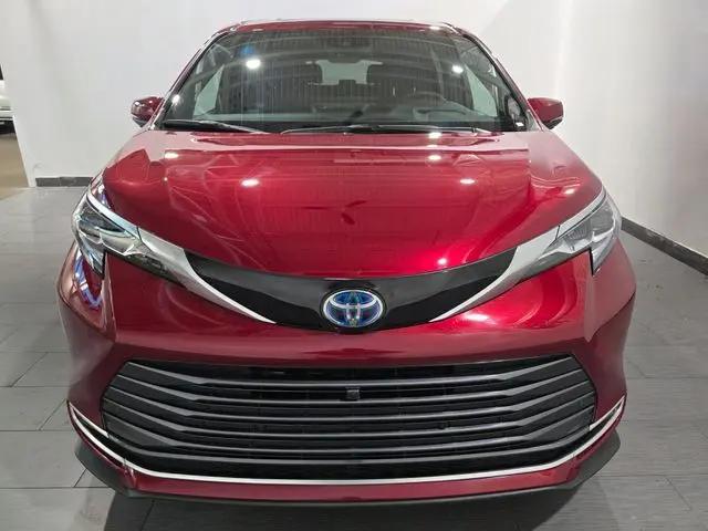 2025 Toyota Sienna Platinum
