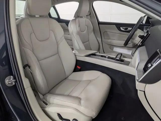 2024 Volvo S60 B5 Plus Dark Theme