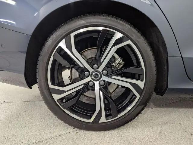 2024 Volvo S60 B5 Plus Dark Theme