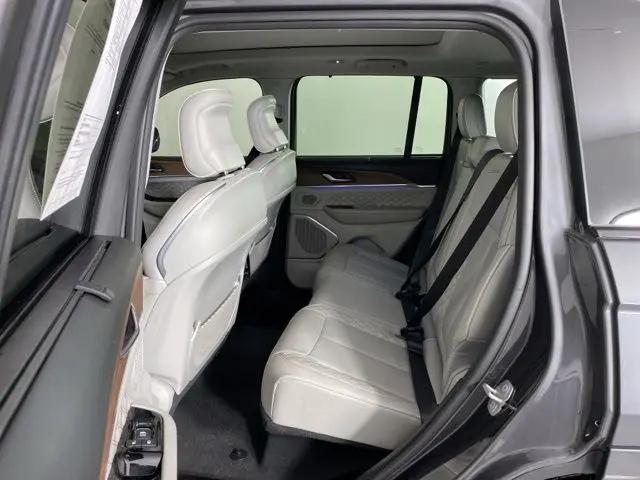 2022 Jeep Grand Cherokee Summit 4x2
