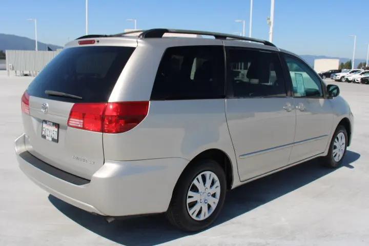 2004 Toyota Sienna LE