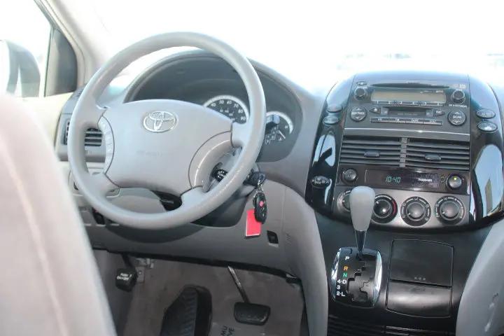 2004 Toyota Sienna LE