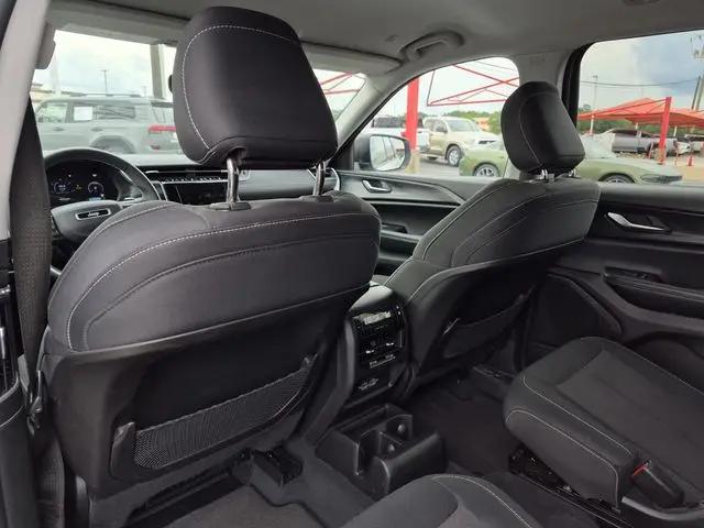 2023 Jeep Grand Cherokee L Laredo 4x4