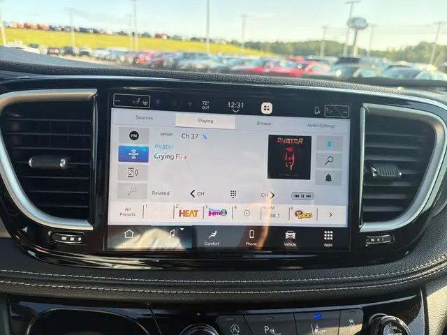 2027 Chrysler Pacifica Select