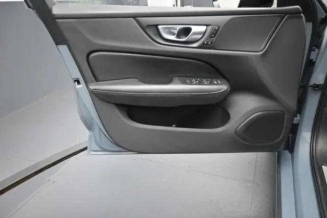 2024 Volvo S60 B5 Core Dark Theme