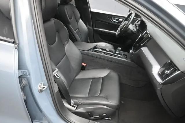2024 Volvo S60 B5 Core Dark Theme