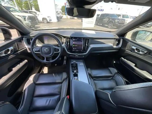 2022 Volvo XC60 B5 R-Design