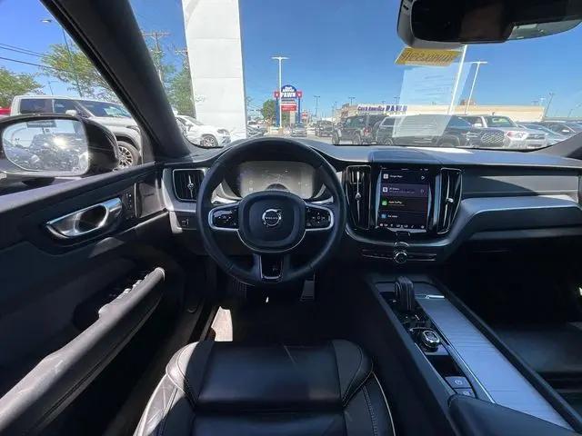 2022 Volvo XC60 B5 R-Design