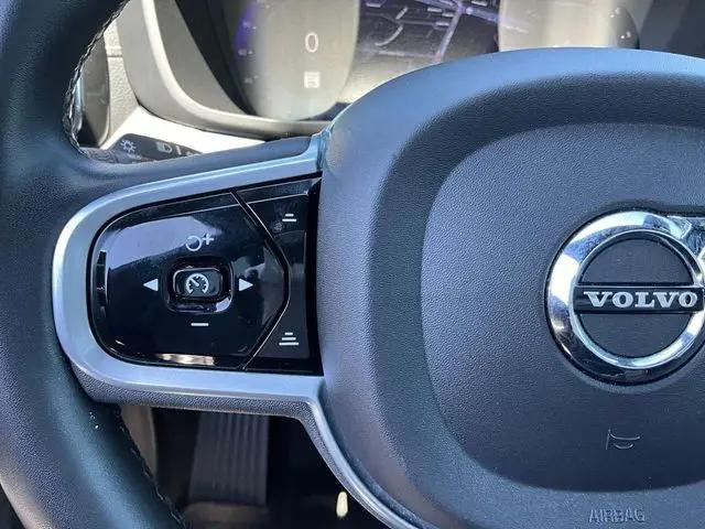 2022 Volvo XC60 B5 R-Design