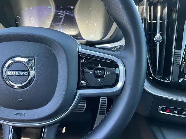 2022 Volvo XC60 B5 R-Design