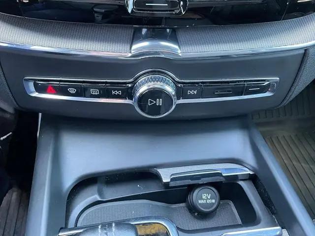 2022 Volvo XC60 B5 R-Design