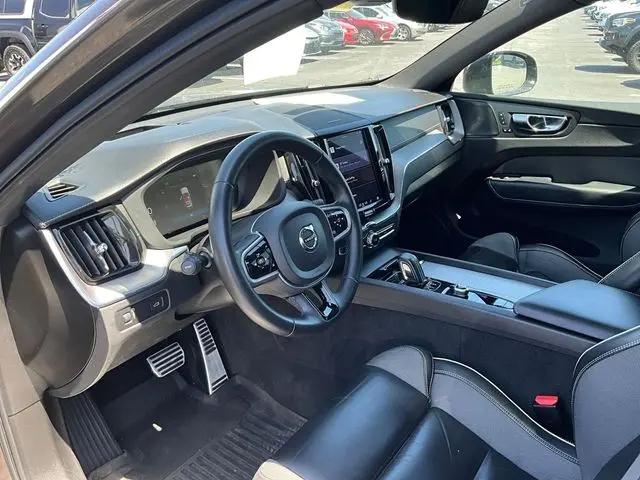 2022 Volvo XC60 B5 R-Design