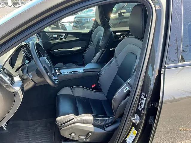 2022 Volvo XC60 B5 R-Design