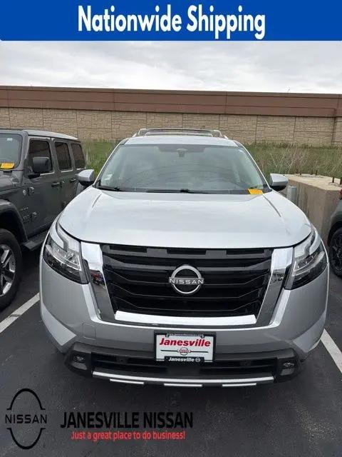 2023 Nissan Pathfinder Platinum 4WD for sale in Janesville, WI