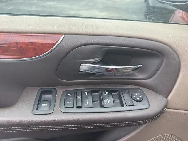 2014 Chrysler Town & Country Touring-L