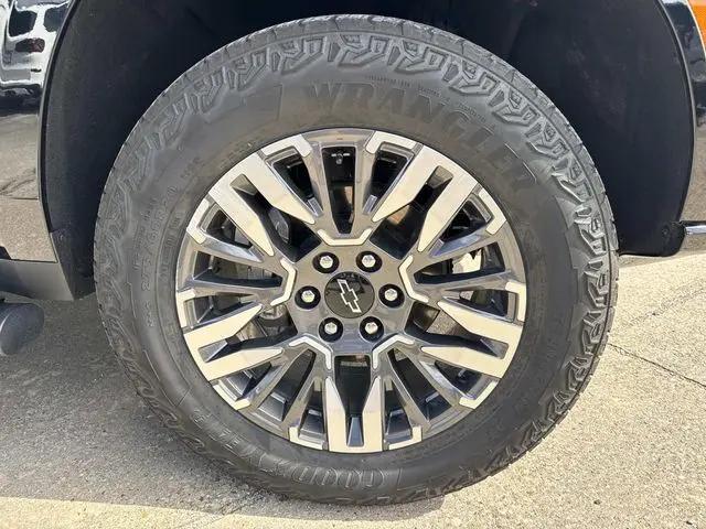 2025 Chevrolet Suburban 4WD Z71
