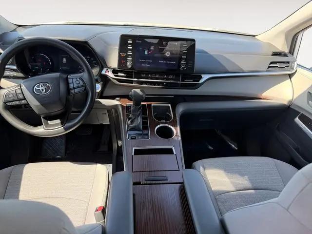 2022 Toyota Sienna LE
