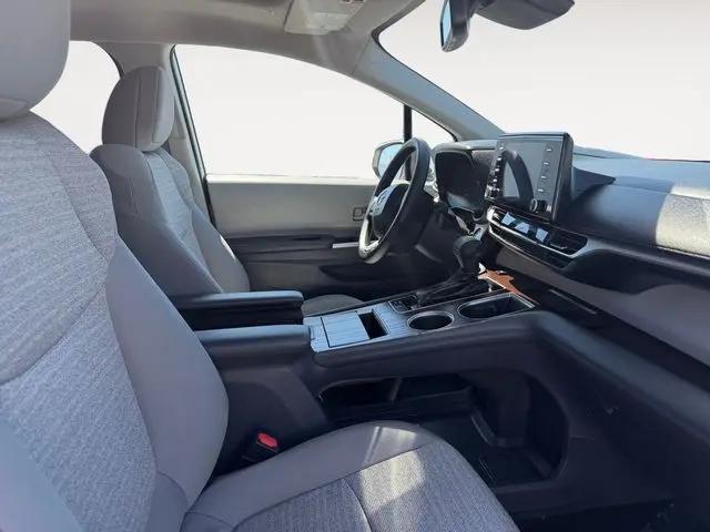2022 Toyota Sienna LE