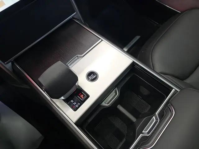 2026 Land Rover Range Rover P530 SE 7 Seat