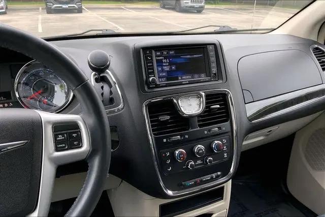 2015 Chrysler Town & Country LX